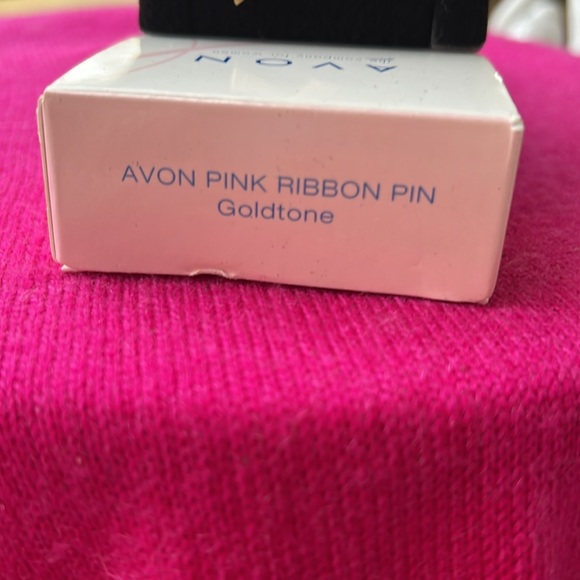 Breast cancer pin with pink rhinestone from Avon - Picture 4 of 4